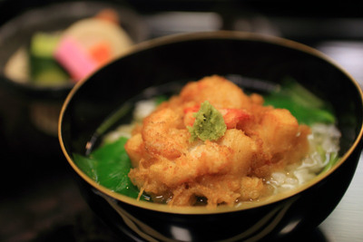 「美松」カウンターでいただく揚げたてサクサクッと軽めの上品な天ぷら