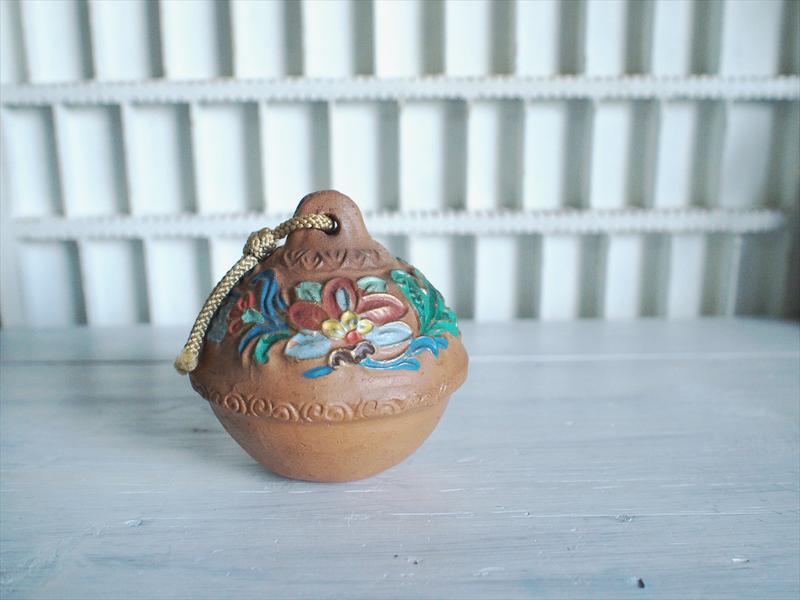 ・古い土鈴・古代風花柄のすず☆古道具インテリア小物飾りコレクション郷土祭民芸品工芸ディスプレイ ・古い土鈴・古代風花柄のすず☆古道具インテリア小物飾りコレクション郷土祭民芸品工芸ディスプレイ