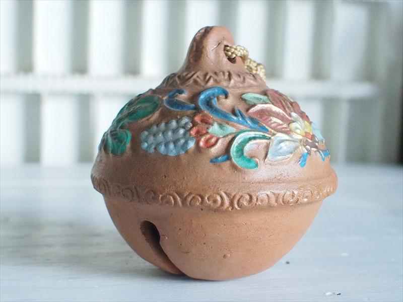 ・古い土鈴・古代風花柄のすず☆古道具インテリア小物飾りコレクション郷土祭民芸品工芸ディスプレイ ・古い土鈴・古代風花柄のすず☆古道具インテリア小物飾りコレクション郷土祭民芸品工芸ディスプレイ