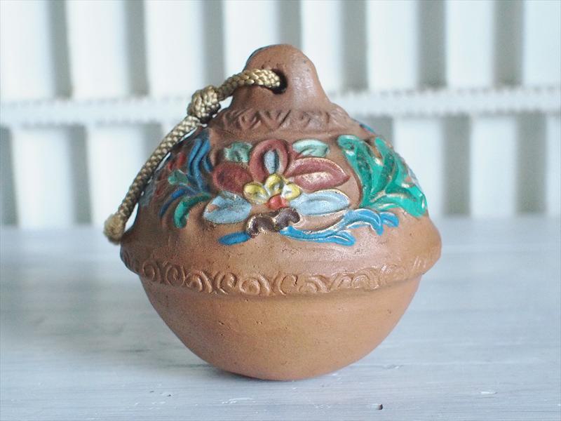 ・古い土鈴・古代風花柄のすず☆古道具インテリア小物飾りコレクション郷土祭民芸品工芸ディスプレイ ・古い土鈴・古代風花柄のすず☆古道具インテリア小物飾りコレクション郷土祭民芸品工芸ディスプレイ