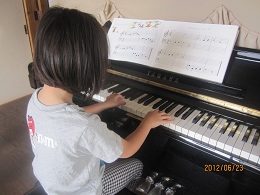 ピアノの練習♪