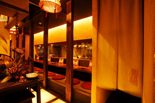 炭と酒 凡猿:店内