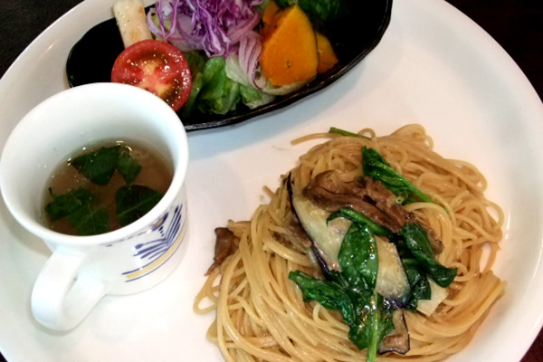 季節の食材を使用した本日のパスタ