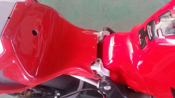 HONDA RVT 1000R シートカウル ワンオフ加工 NO.2 HONDA RVT 1000R シートカウル ワンオフ加工 NO.2