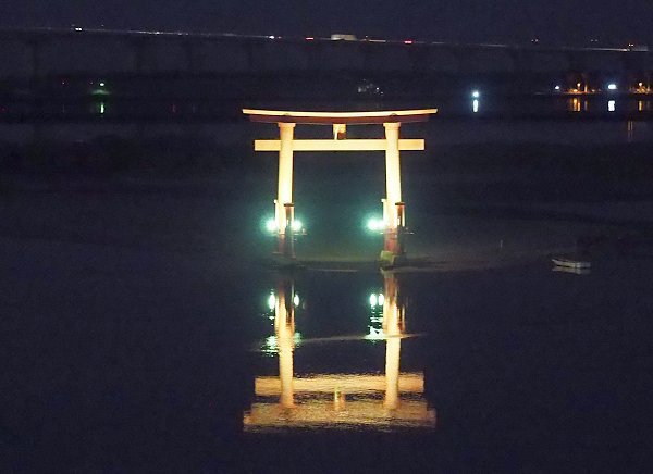 夜も赤鳥居は弁天島のシンボル 夜も赤鳥居は弁天島のシンボル