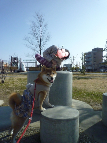 首をかしげて