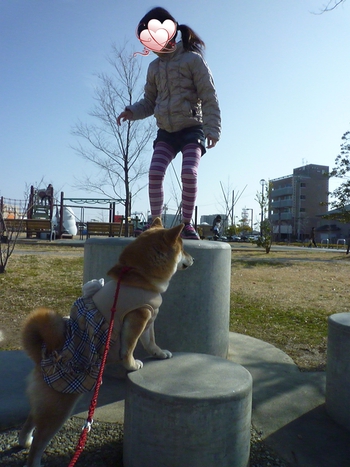 首をかしげて