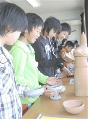 【画像】萩丘小学校での土器の体験学習風景