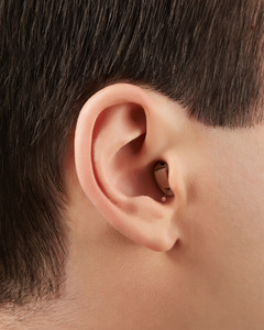 耳穴型補聴器を付けている写真