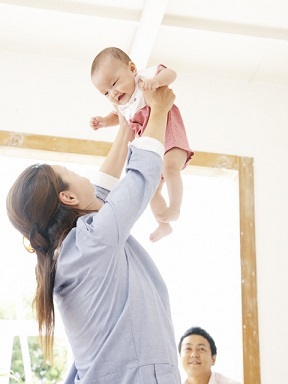 小さなお子さまにこそ、肌に触れる床は無垢の木で。 小さなお子さまにこそ、肌に触れる床は無垢の木で。