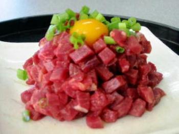 メガ馬肉ユッケ