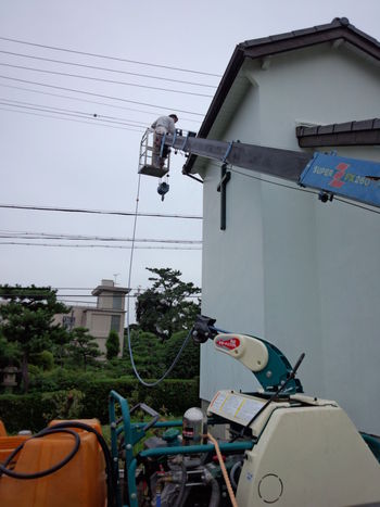 屋根の樋(とい)掃除。
