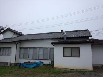屋根の樋(とい)掃除。