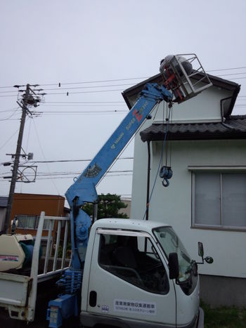 屋根の樋(とい)掃除。