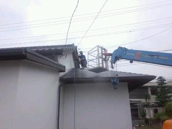 屋根の樋(とい)掃除。