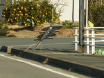 折れ曲がった道路標識