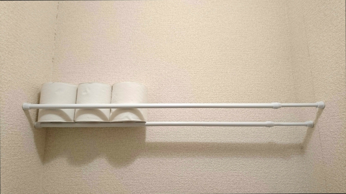 トイレ収納 トイレットペーパーの収納に 100均の突っ張り棒2本で棚を作ってみました 澪 軌跡を描く