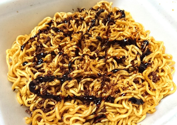 【バレンタイン】「明星 一平ちゃん夜店の焼そば」のチョコソースを食べてみました。 【バレンタイン】「明星 一平ちゃん夜店の焼そば」のチョコソースを食べてみました。