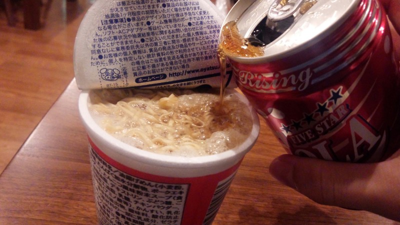ブタメンにコーラを入れるのは本当にうまいの!?答えはYESだ ブタメンにコーラを入れるのは本当にうまいの!?答えはYESだ