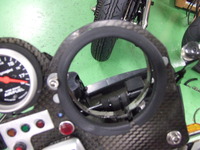 タコメーターとニーグリップ