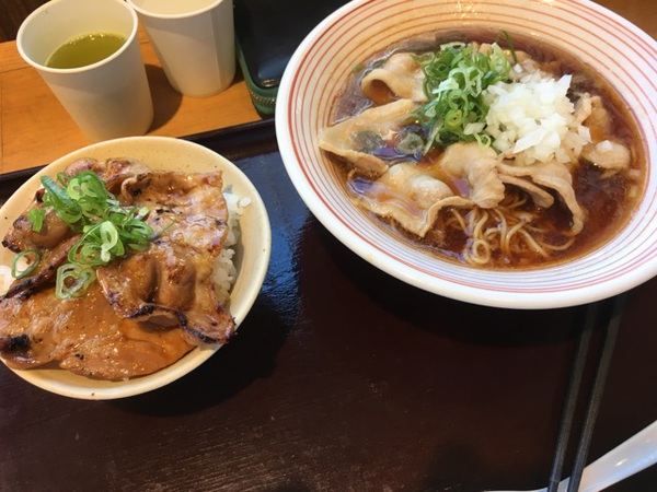 【焼津市】炙り家 日本坂PA店 醤油香る肉そば+半豚丼【東名PA】 【焼津市】炙り家 日本坂PA店 醤油香る肉そば+半豚丼【東名PA】