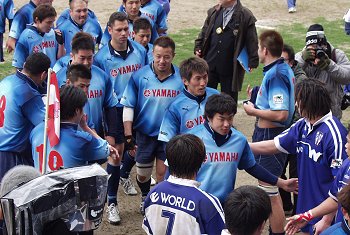 花園でラグビーグッズを