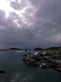 「漁港曇天」