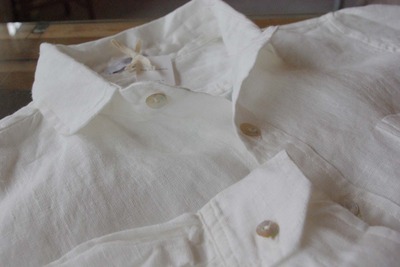 白いリネンのシャツ