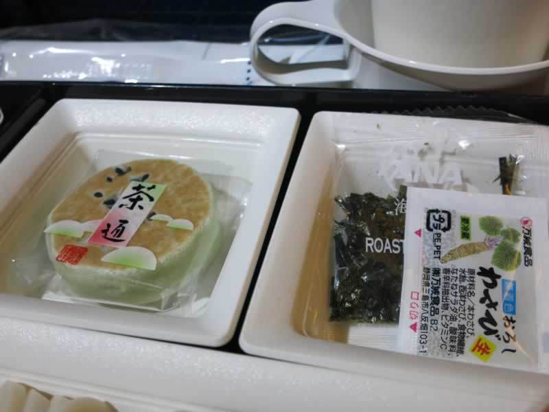 成田空港から 2 時間遅延の ANA 便でタイ・バンコクの機内食
