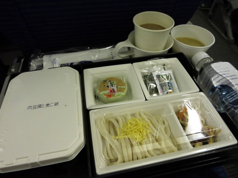 成田空港から 2 時間遅延の ANA 便でタイ・バンコクの機内食