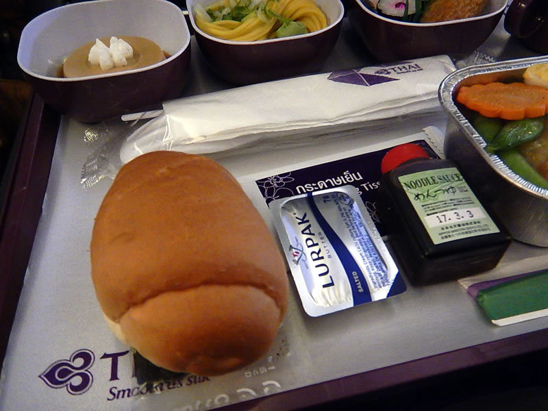 セントレアからタイ国際航空でバンコクへのエコノミークラスの機内食