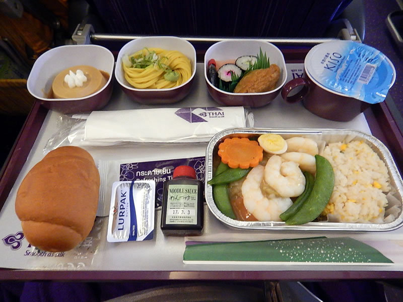 セントレアからタイ国際航空でバンコクへのエコノミークラスの機内食