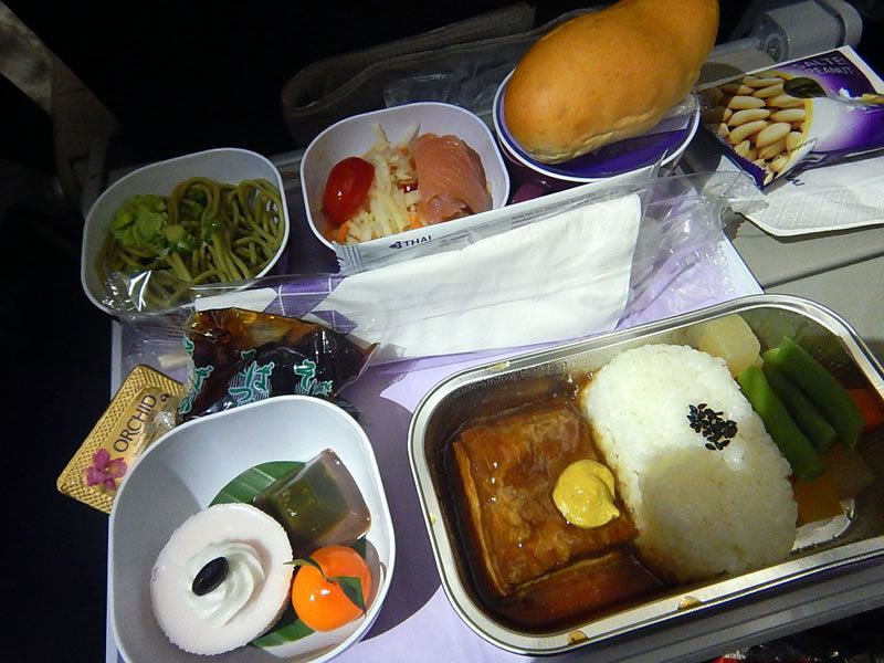 タイ国際航空のエコノミークラスでバンコクからセントレアからの機内食