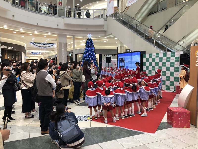 イオン浜松志都呂店でクリスマスツリーの点灯式