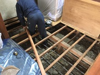 リフォーム工事着手しました。床の張替え・水廻りの新調です。 2018/01/29 17:31:27