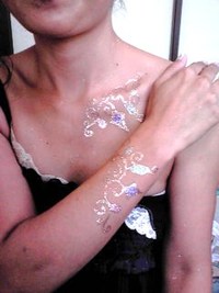 パーティーにはとびきりのラメで描くボディージュエリーを☆