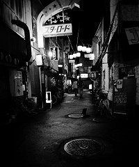 キャバ嬢と旗振りのおばさん。