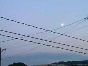 梅雨明けの夕月