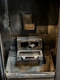 ペレットストーブ ・薪ストーブの吸排気筒 炉内の灰掃除メンテナンス