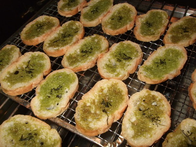 お茶ラスク焼いてます！