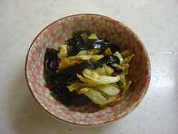 キャベツとワカメの生姜炒め