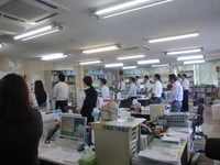 営業部、朝礼中です。