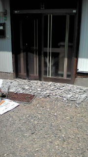 玄関サッシ取り替え！ 2011/04/15 12:22:50