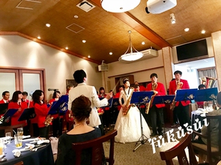 団員の結婚式にてお祝い演奏！新郎新婦と共に