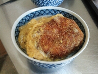 マグロのメンチ卵とじ丼