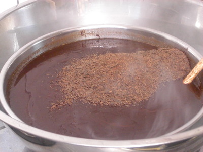 凍らせて召し上がるチョコレートケーキ、製造風景(1)
