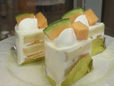 メロンのショートケーキを作っています。