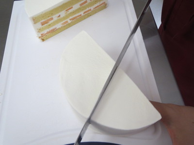 メロンのショートケーキを作っています。