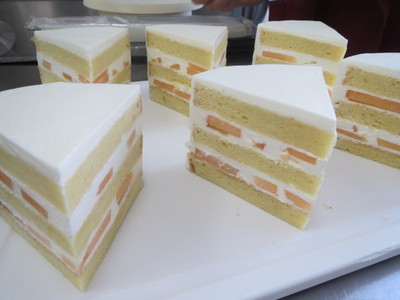 メロンのショートケーキを作っています。