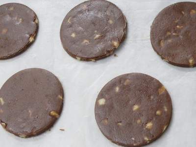 チョコクッキーを焼いています